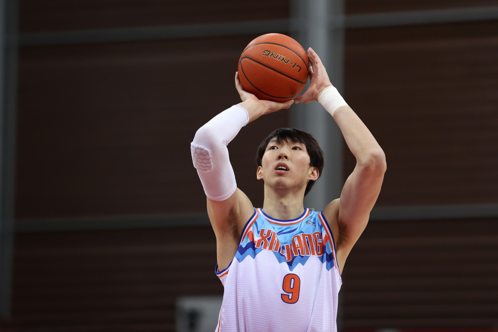 半岛体育-NBA潜力新星周琦正式加盟辽宁本钢，引发球迷热议